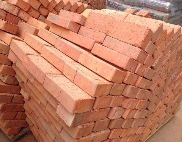 Як правильно зберігати цеглу на будівництві