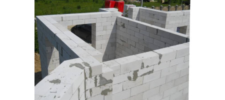 Який фундамент потрібен для будинку з газобетону D500