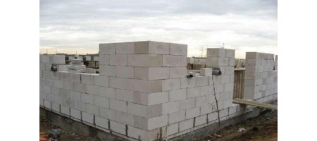Армопояс на одноповерховому будинку з газобетону: потрібен чи ні