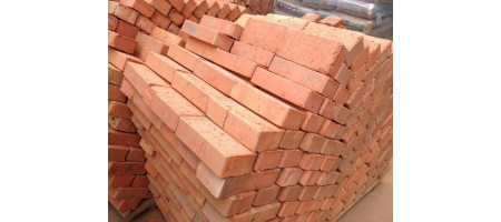 Як правильно зберігати цеглу на будівництві
